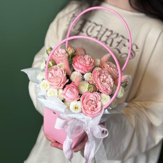 Розовая сумочка с розами и хризантемой ньютон с лагурусом