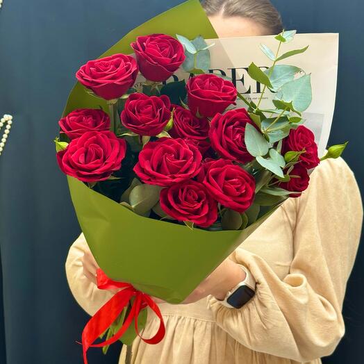 Крупные кустовые розы - алая классика