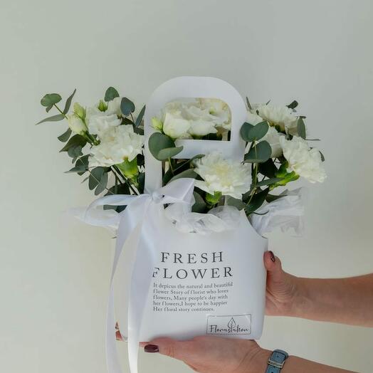 Композиция в сумочке с диантусом и лизиантусом