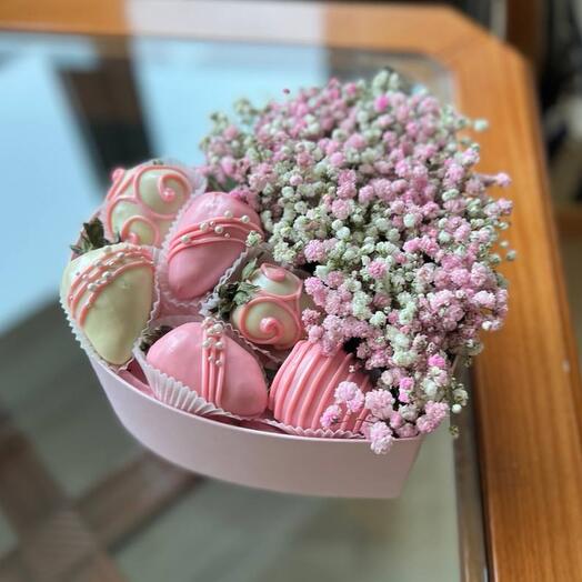 Коробочка сердце с клубникой в шоколаде и цветами