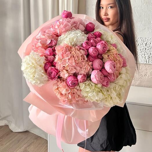 Букет из гортензий и кустовых пионовидных роз