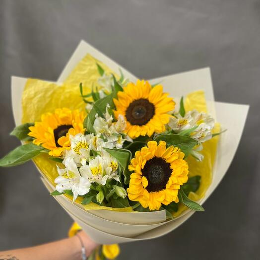 Букет с подсолнухами и альстромерией