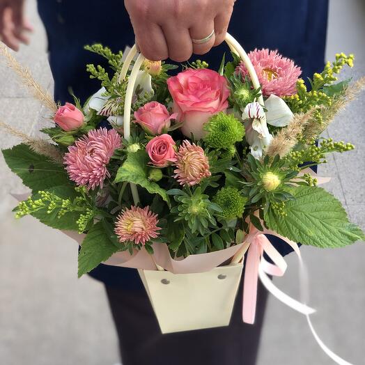 Корзина с астрами