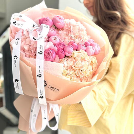 Дуо букет с королевской гортензией и пионовидной розой