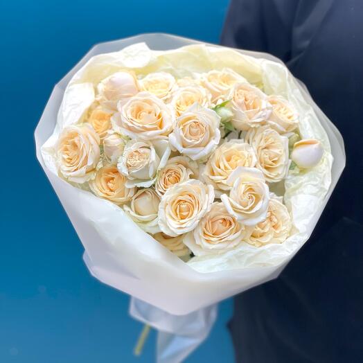 Букет из кустовых роз в упаковке