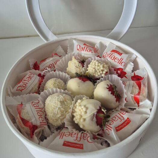 Клубника в белом шоколаде с конфетами "Рафаэлло"