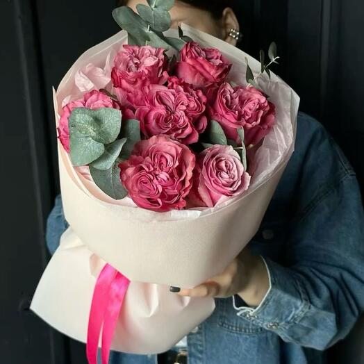 Авторский букет «LOVELY» с пионовидными розами и эвкалиптом