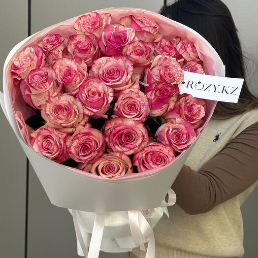 Моно букет из 25 роз сорта «Magic times»
