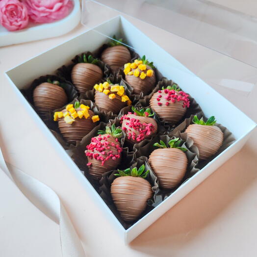 Клубника в шоколаде 12-16 шт с сублимированной малиной и манго на день матери