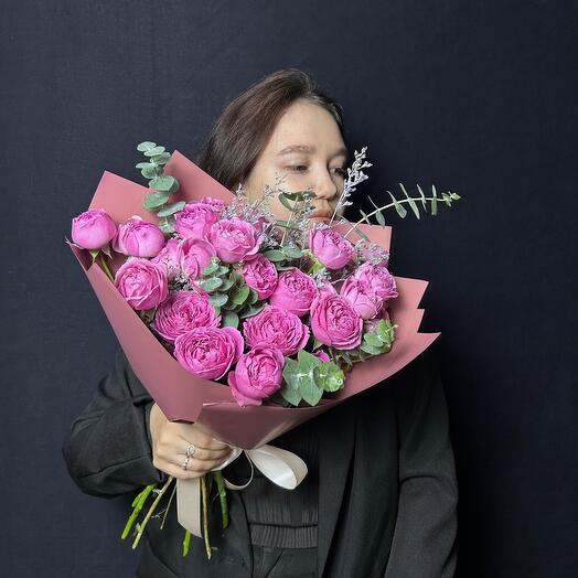 Букет с кустовой пионовидной розой «Мисти баблс»