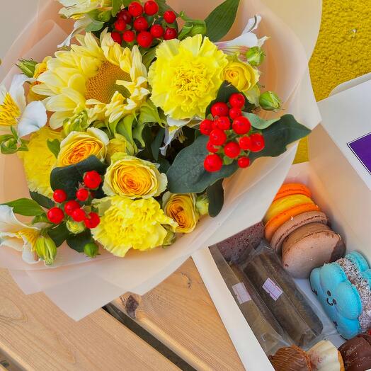 Букет цветов с боксом ассорти