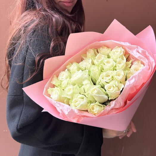 Букет 442 | нежный комплимент из 25 белых роз в розовом оформлении