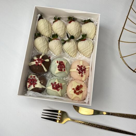 Набор клубники в шоколаде и моти