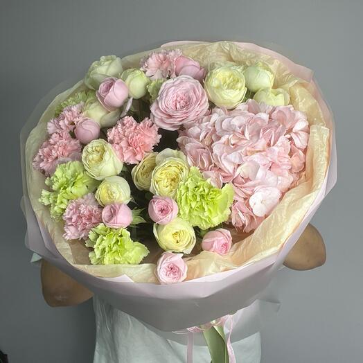 Букет с пионовидными кустовыми розами ,диантусами ,гортензией🌸