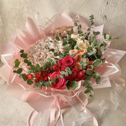 Букет из Рафаэлло и роз
