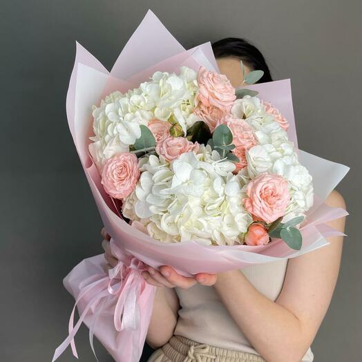 Букет с белой гортензией, кустовой розой и эвкалиптом