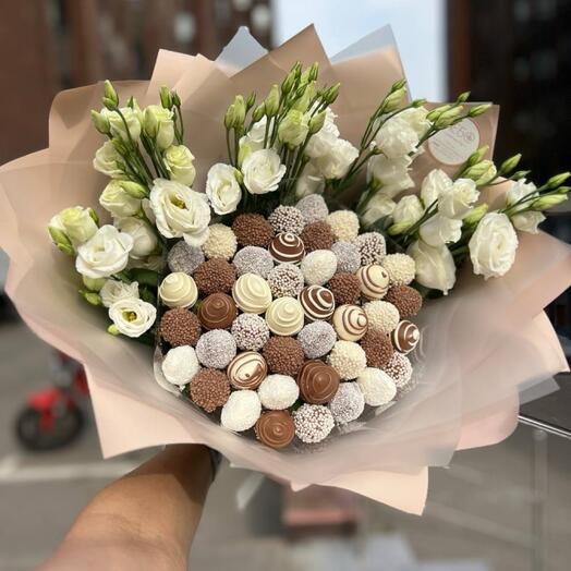 Strawberry bouquet with eustoma