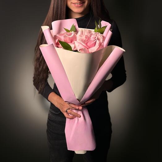 Букет из 3-х французских роз с зеленью