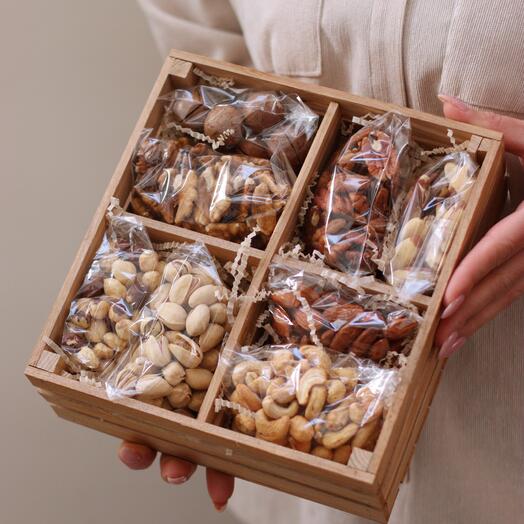 Набор орехов в деревянном боксе