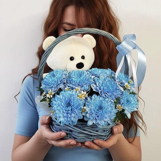 Корзина из хризантемы с игрушкой