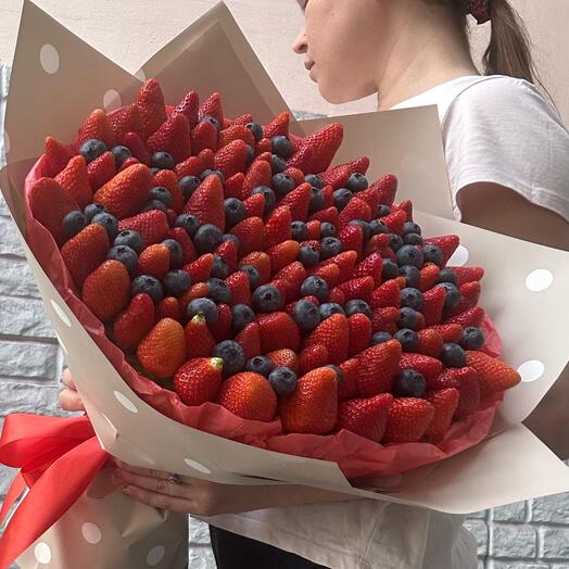 Голубика и клубника букет из ягод