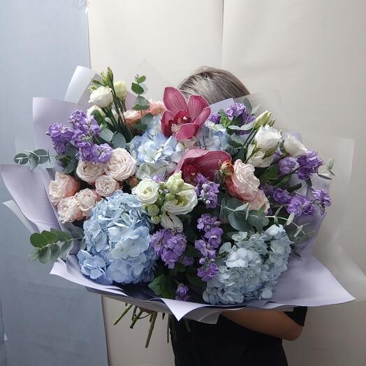 Букет из орхидеи, маттиола, кустовой пионовидной розы, эустомы, эвкалипта, гортензиии