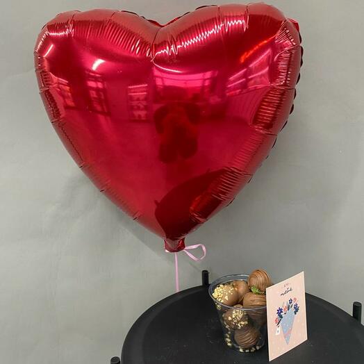 Малый стакан клубники в шоколаде с фольгированным шаром