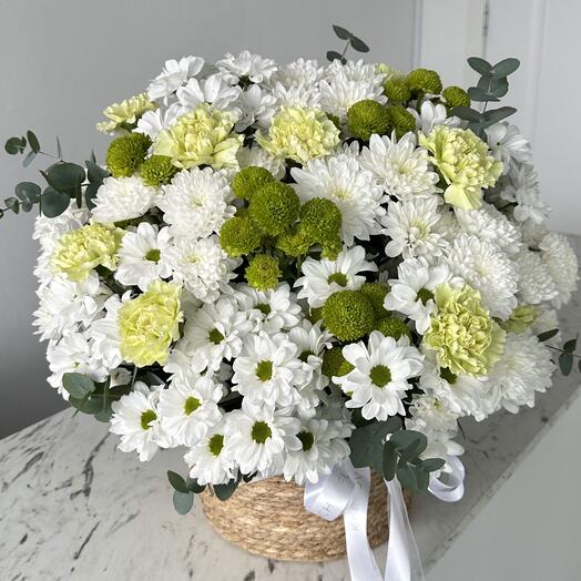 Корзина с цветами хризантемы и диантусы