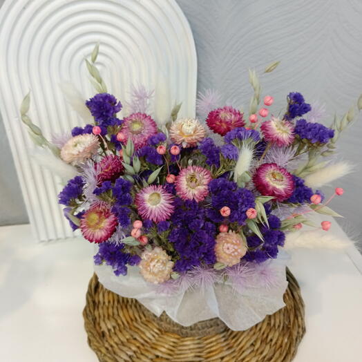 Яркая композиция из сухоцветов