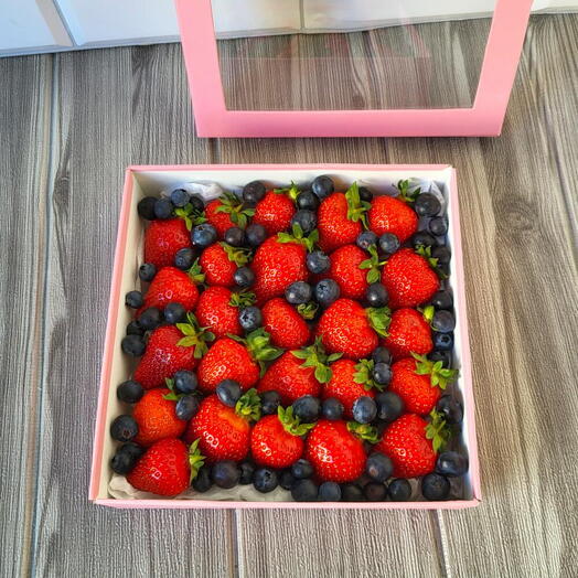 Клубника и голубика в коробочке