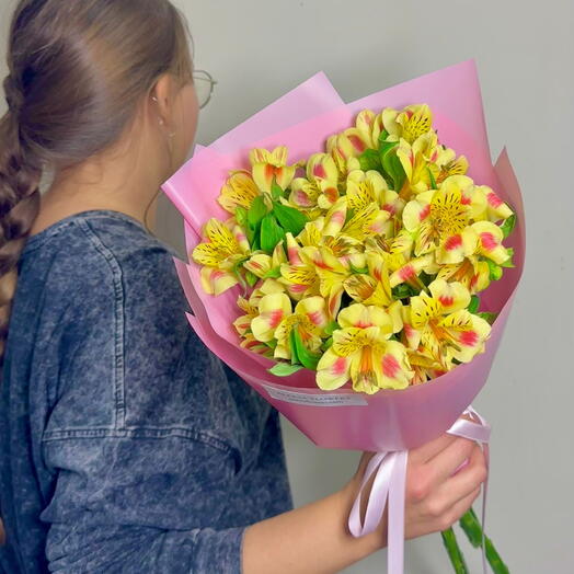 Букет Комплимент из яркой желтой альстромерии