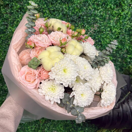 Сборный букет кустовой розой , хризантемой и хлопком 🎀