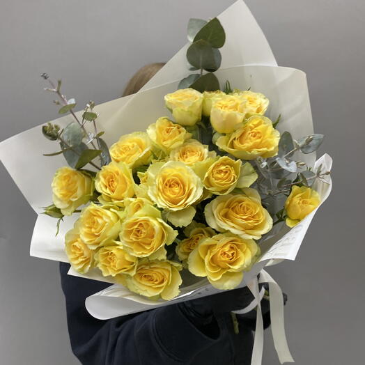 Букет из желтых кустовых роз в упаковке