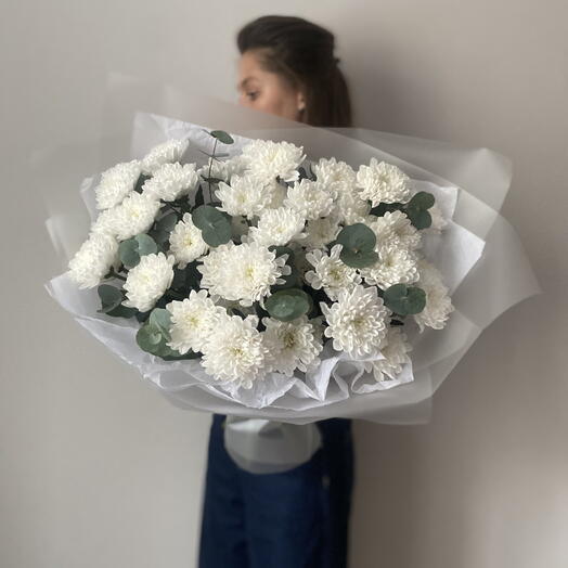 Букет из белых, кустовых хризантем с эвкалиптом