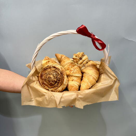 Свежая выпечка в стильной корзине ️