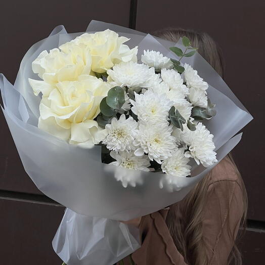 Французские розы и хризантемы белоснежные