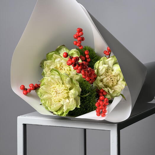 Зимний букет «Растим». Роза, илекс и гвоздика