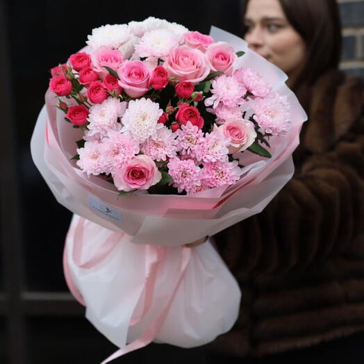 Нежный розовый букет с хризантемой и розами