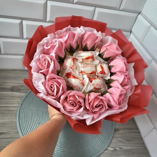 Букет из Раффаэлло с мыльными розами