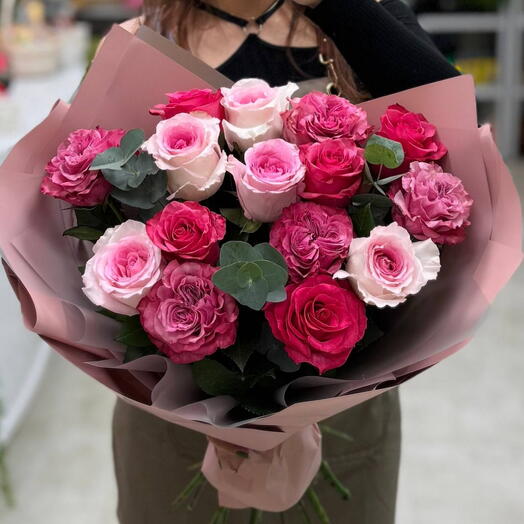 Микс из 15 розовых роз