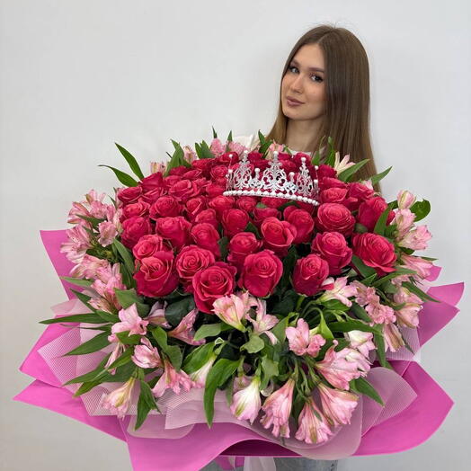 Композиция с малиновой розой и альстромерией М