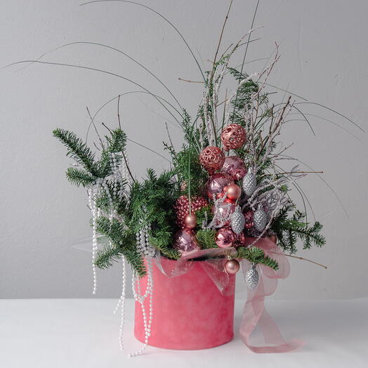 Большая розовая композиция из живой хвои в бархатной коробке