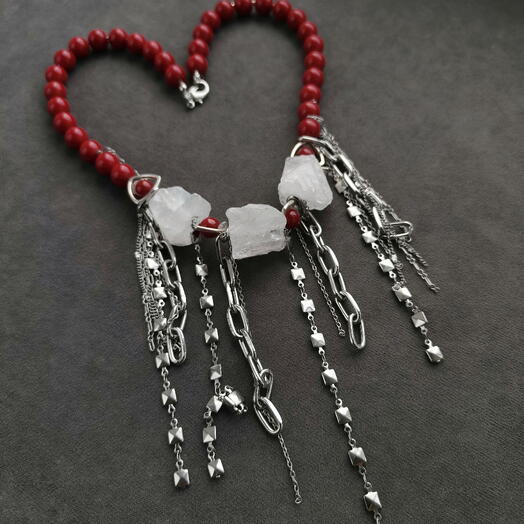 Крупное красное колье "Lady in red" из керамических бусин и кварца