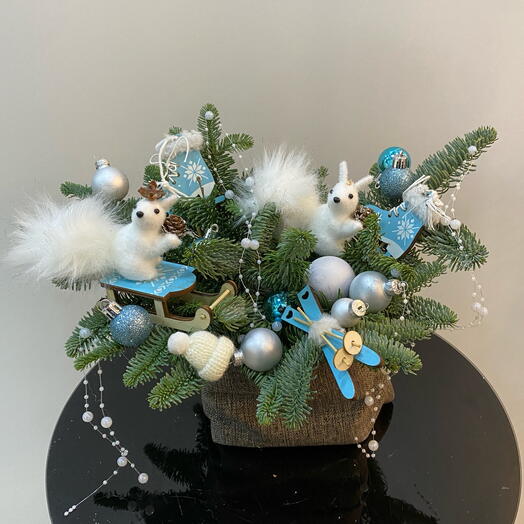 Белочки на санках