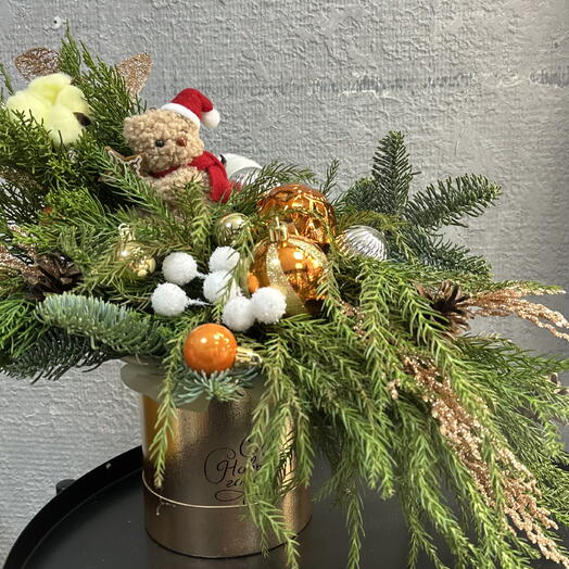 Новогодняя композиция мишка на елке