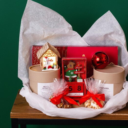 Подарочная корзина, набор с чаем конфетами новогодний