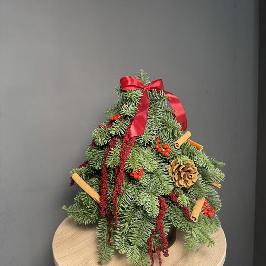 Елка с шишками, ягодками и амарантусом