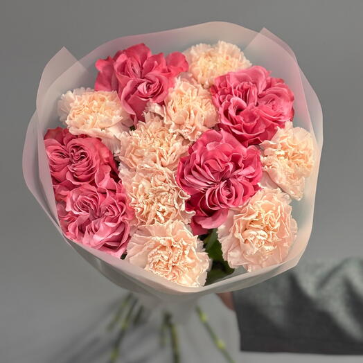 Букет из пионовидных роз и диантусов