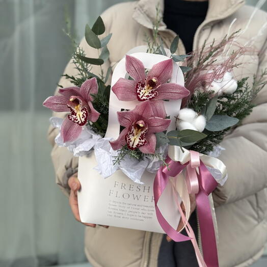 Корзина с цветами орхидея