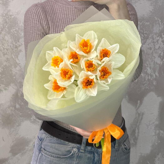 Очаровательный весенний букет из белых нарциссов